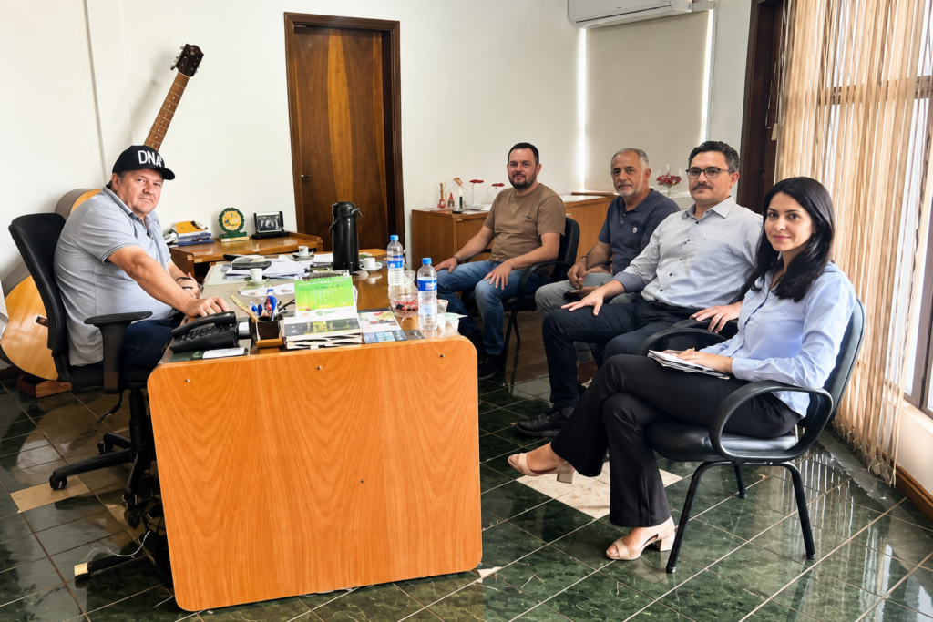 reuniao-em-escritorio-com-cafe-e-documentos-1024x683